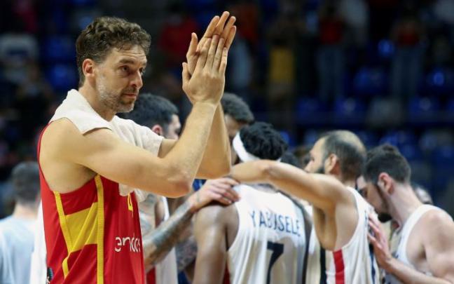 Pau Gasol celebra la victoria ante Francia tras el partido amistoso entre ambas selecciones. Pau Gasol celebra la victoria ante Francia tras el partido amistoso entre ambas selecciones.