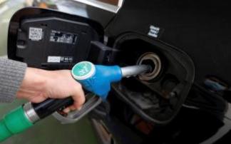 Una persona reposta gasolina. Una persona reposta gasolina.
