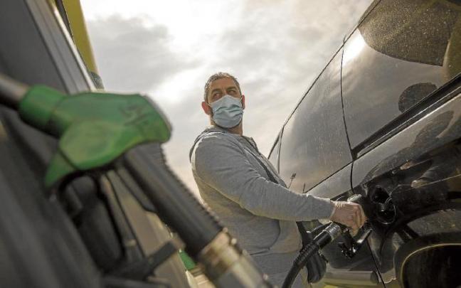 El precio del diésel supera por primera vez al de la gasolina.