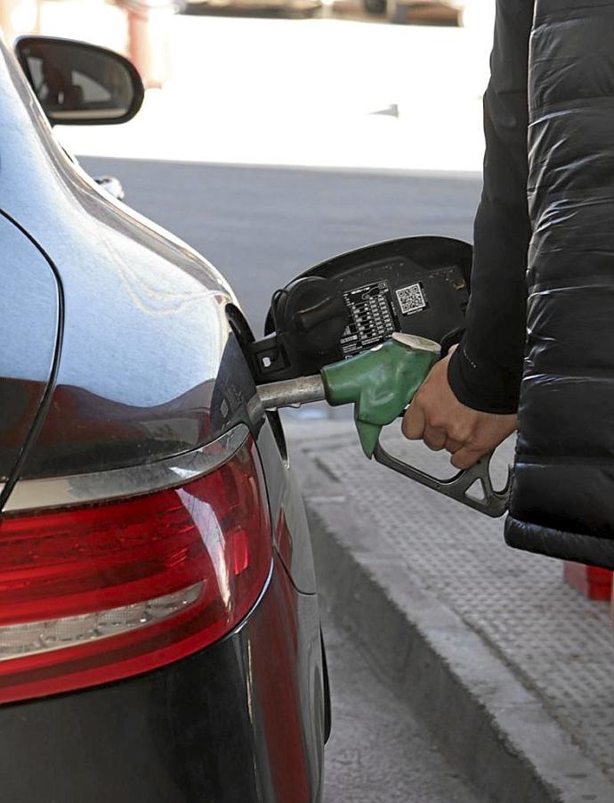 Un hombre reposta en una gasolinera. Foto: E. P.