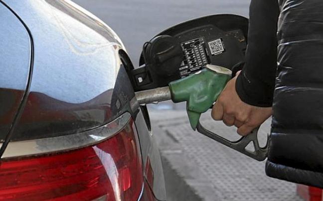 Un hombre reposta en una gasolinera. Foto: E. P.