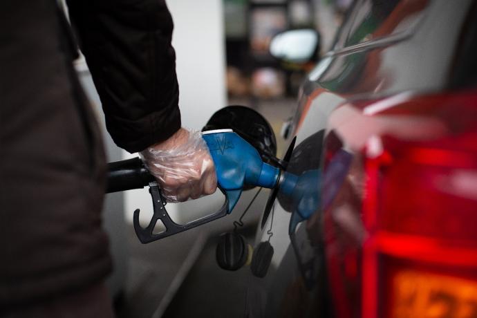 Un hombre reposta gasolina en una gasolinera