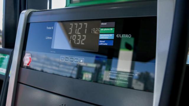 La subida de los precios de los carburantes es una de las causas del incremento de la inflación.