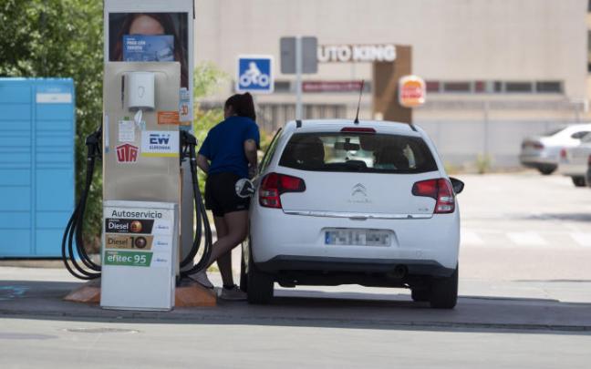 El descuento del Gobierno no ha evitado un nuevo récord del combustible. El descuento del Gobierno no ha evitado un nuevo récord del combustible.