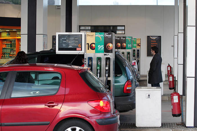 Vehículos repostan en una gasolinera.