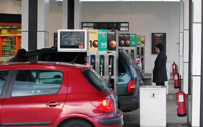 Vehículos repostan en una gasolinera.