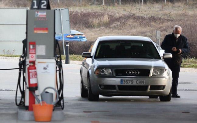 Coches repostando en una gasolinera.