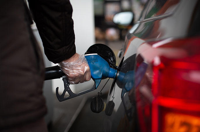 Un hombre reposta en una gasolinera.