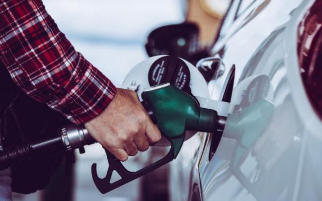 Los conductores disfrutarán de un ahorro de cerca de 11 euros a la hora de repostar con la bonificación al combustible