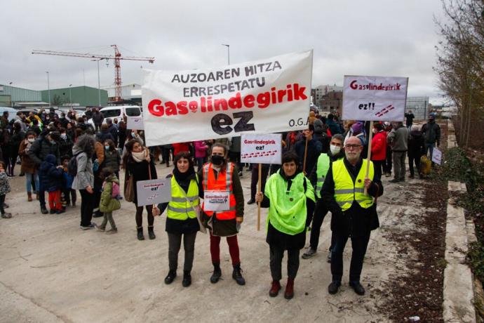 Vecinos de Adurza llevaron a cabo el viernes una manifestación contra la instalación de la gasolinera.