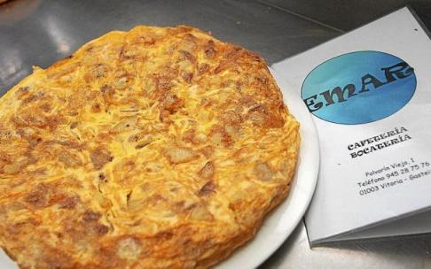 Lerro hauekin batera agertzen diren irudietan, Carlos Quintana tortilla bat egiten duen bitartean. Argazkiak: Josu Chavarri