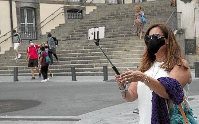 Turista baten artxiboko irudia, Gasteizko erdigunean argazki bat egiten. Argazkia: Josu Chavarri