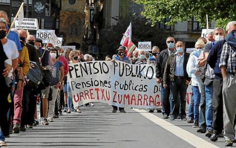 Una persona jubilada vasca cobra unos 1.460 euros al mes según los datos de la Seguridad Social. Una persona jubilada vasca cobra unos 1.460 euros al mes según los datos de la Seguridad Social.