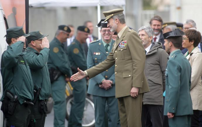 El jefe de Estado saluda a agentes de la Guardia Civil, ayer en Sarria (Lugo).