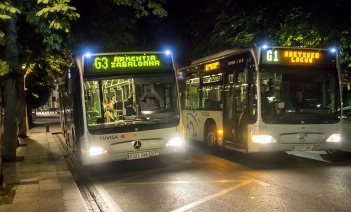 Autobuses del Gautxori en la parada de la Catedral de la capital alavesa.