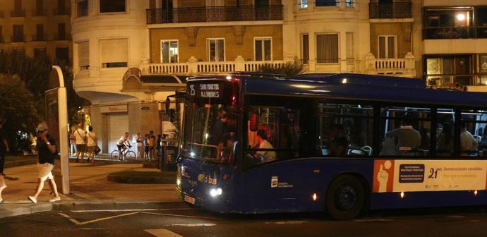 Un servicio de Dbus nocturno en la calles de Donostia