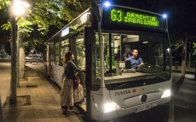 Una persona entra en un Gautxori. Una persona entra en un Gautxori.