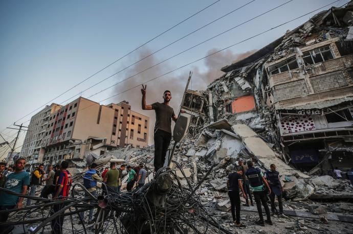 Palestinos inspeccionan los escombros provocados por los bombardeos israelíes sobre Gaza