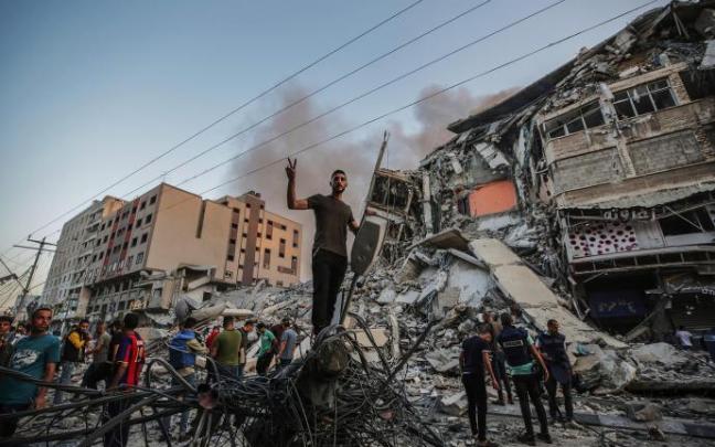 Palestinos inspeccionan los escombros provocados por los bombardeos israelíes sobre Gaza