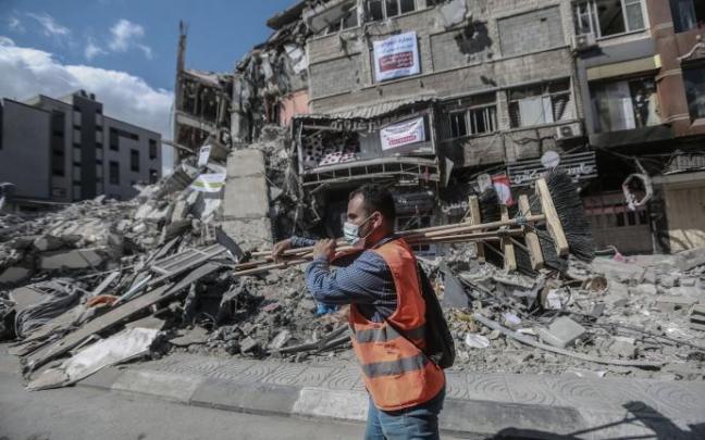 Un hombre limpia los escombros provocados por los bombardeos israelíes en Gaza en mayo Un hombre limpia los escombros provocados por los bombardeos israelíes en Gaza en mayo