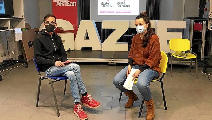 Jiménez y la técnica de Juventud Irati Redondo, en el gazteleku Martindozenea. Foto: N.G.