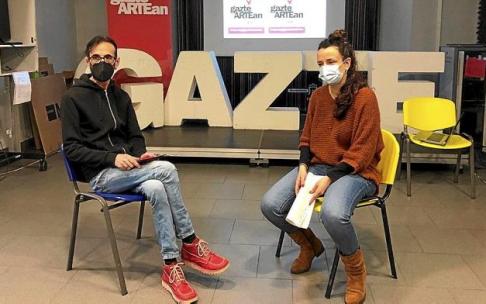 Jiménez y la técnica de Juventud Irati Redondo, en el gazteleku Martindozenea. Foto: N.G.