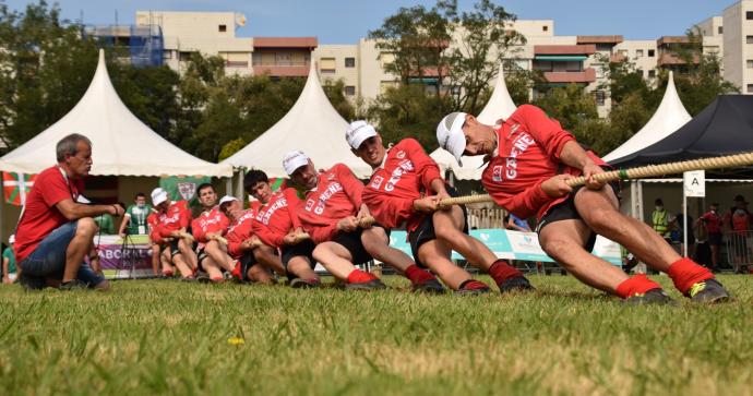 El equipo masculino de Gaztedi, que se colgó el oro en la categoría de 560 kilos, en plena acción ayer.