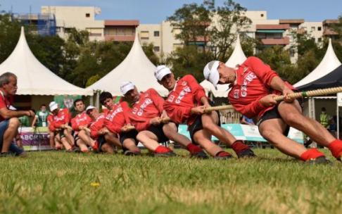 El equipo masculino de Gaztedi, que se colgó el oro en la categoría de 560 kilos, en plena acción ayer.