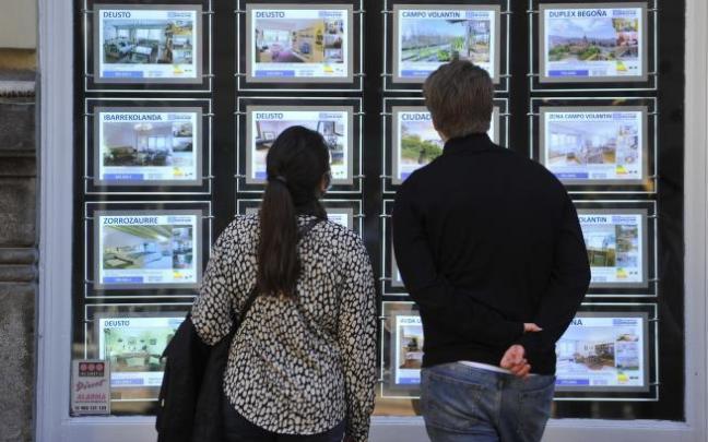 El Gobierno vasco aumenta de 250 a 275 euros en 2022 las ayudas a jóvenes para el alquiler de viviendas. El Gobierno vasco aumenta de 250 a 275 euros en 2022 las ayudas a jóvenes para el alquiler de viviendas.