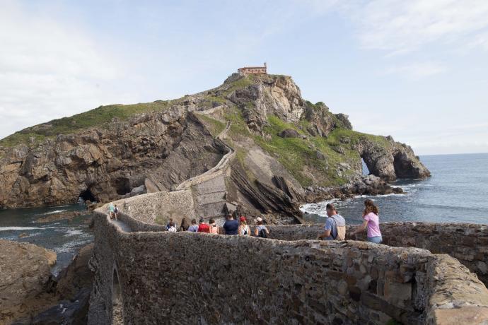 Visitantes acceden a la ermita de San Juan de Gaztelugatxe