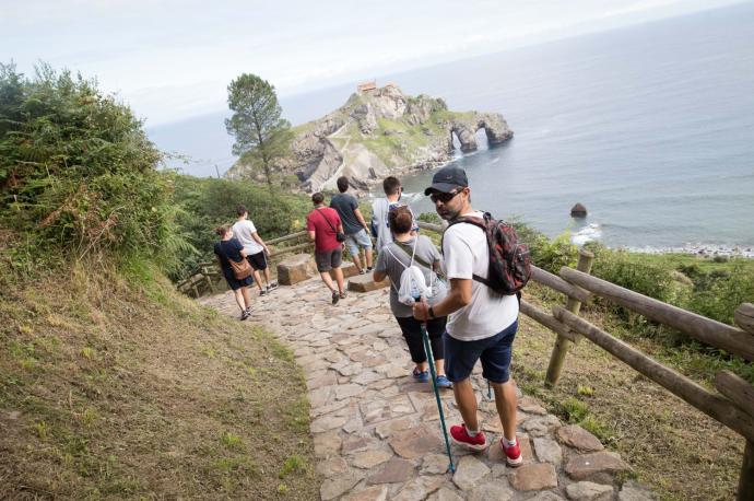 Varios turistas visitan San Juan de Gaztelugatxe