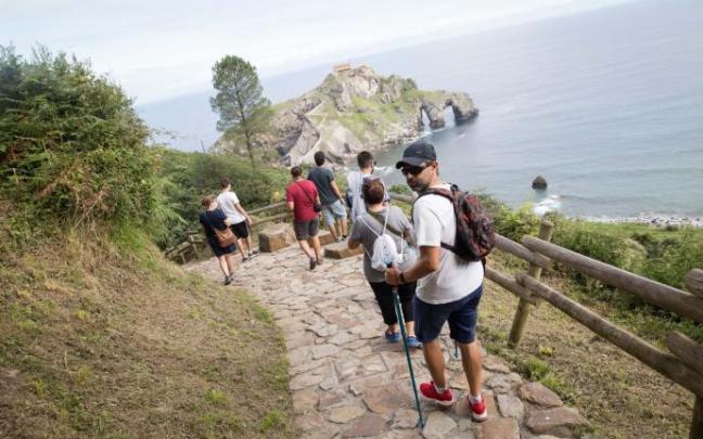 Varios turistas visitan San Juan de Gaztelugatxe Varios turistas visitan San Juan de Gaztelugatxe