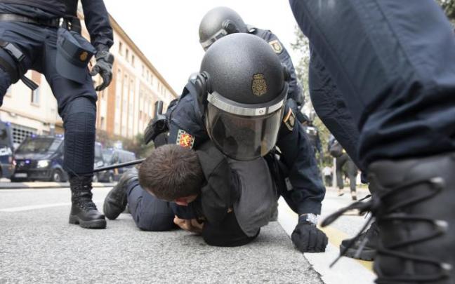 Imagen de un joven inmovilizado por policías Imagen de un joven inmovilizado por policías