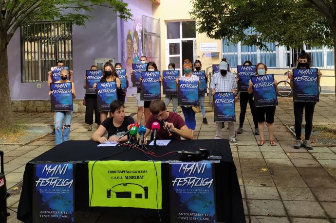 Rueda de prensa de los jóvenes del gaztetxe de la Rochapea, este viernes.