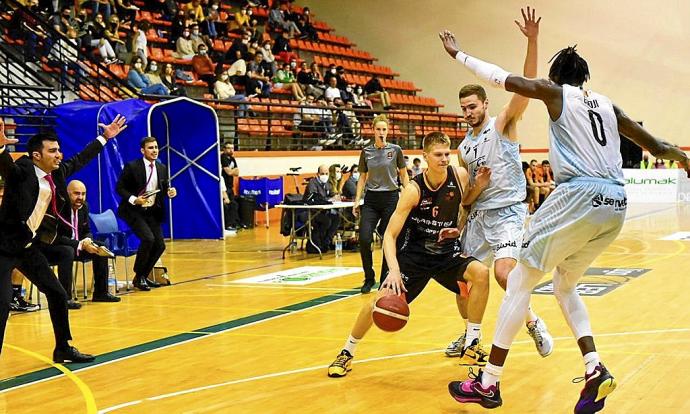 Savkov, máximo anotador del Juaristi Iraurgi con 20 puntos, bota el balón entre dos jugadores del Lleida, ayer en Azpeitia. Foto: Iker Azurmendi