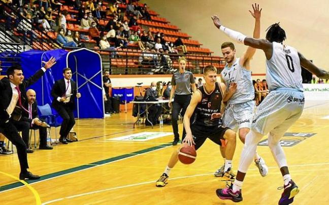 Savkov, máximo anotador del Juaristi Iraurgi con 20 puntos, bota el balón entre dos jugadores del Lleida, ayer en Azpeitia. Foto: Iker Azurmendi Savkov, máximo anotador del Juaristi Iraurgi con 20 puntos, bota el balón entre dos jugadores del Lleida, ayer en Azpeitia. Foto: Iker Azurmendi