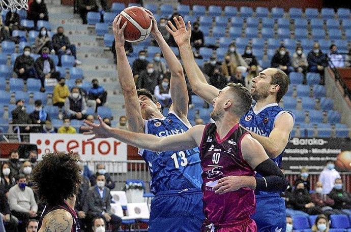 Ander Martínez de la Orden captura un balón en el duelo ante el Lleida. Foto: Iker Azurmendi