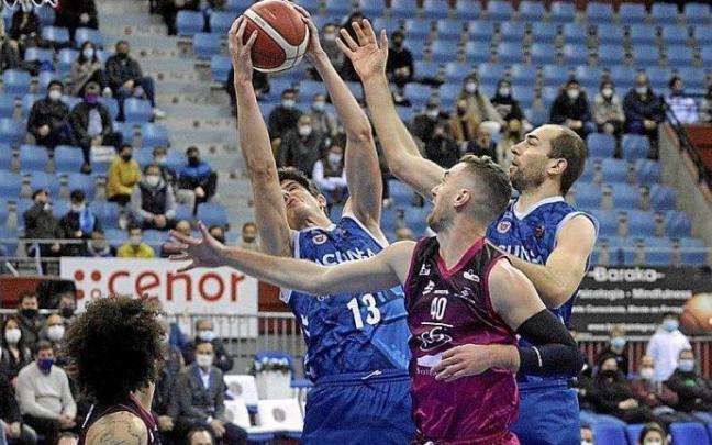 Ander Martínez de la Orden captura un balón en el duelo ante el Lleida. Foto: Iker Azurmendi