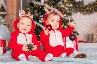 Unos niños gemelos, vestidos de Papa Noel.