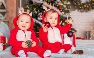 Unos niños gemelos, vestidos de Papa Noel. Unos niños gemelos, vestidos de Papa Noel.