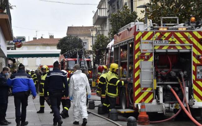 Los equipos de emergencia, en el lugar de la explosión.