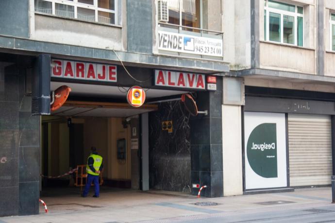 Local de la firma Desigual con la persiana cerrada desde hace más de un año.