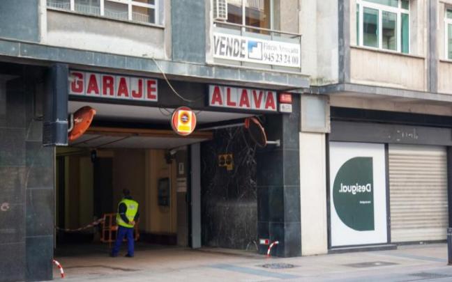 Local de la firma Desigual con la persiana cerrada desde hace más de un año.