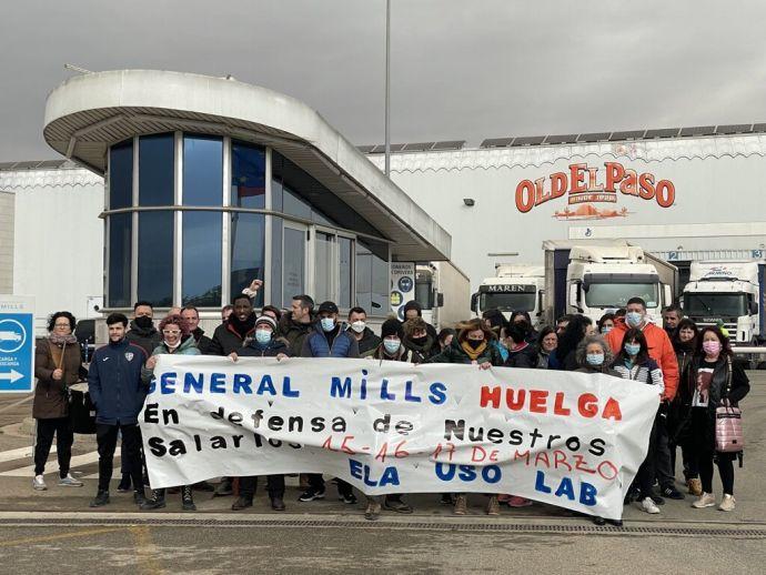 Trabajadores y trabajadoras de General Mills protestan en el primer día de huelga.