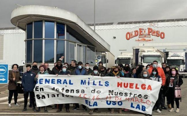 Trabajadores y trabajadoras de General Mills protestan en el primer día de huelga.
