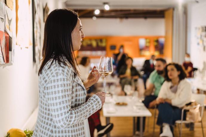 Cata con la sumiller Nerea Cuenco, una de las diversas actividades relacionadas con la cultura y la gastronomía que incluye el festival.