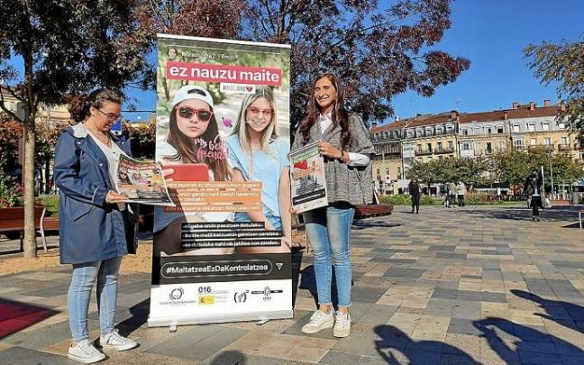 Aitziber Iratzoki teknikaria eta Miren Echeveste udal ordezkaria, atzo, kanpaina aurkezten. Aitziber Iratzoki teknikaria eta Miren Echeveste udal ordezkaria, atzo, kanpaina aurkezten.
