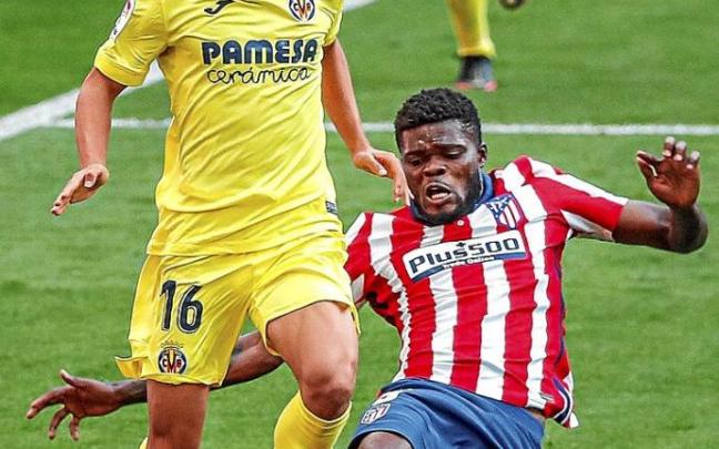 Take Kubo, en una acción junto a Thomas en un partido de la pasada temporada. Foto: Efe