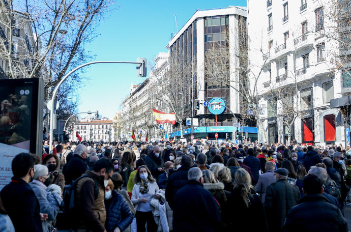 Miles de simpatizantes de Díaz Ayuso reclaman la dimisión de casado ante al sede del PP