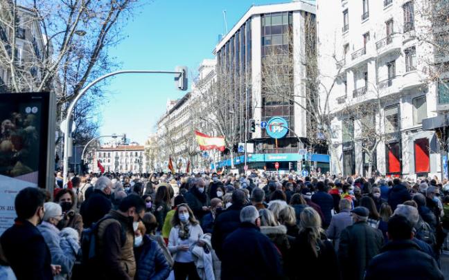 Miles de simpatizantes de Díaz Ayuso reclaman la dimisión de casado ante al sede del PP